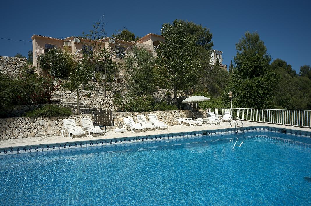 Guests rooms with views over the pool.